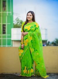 হাফসিল্ক শাড়ীতে  হ্যান্ডপ্রিন্ট তুলির কাজ করা