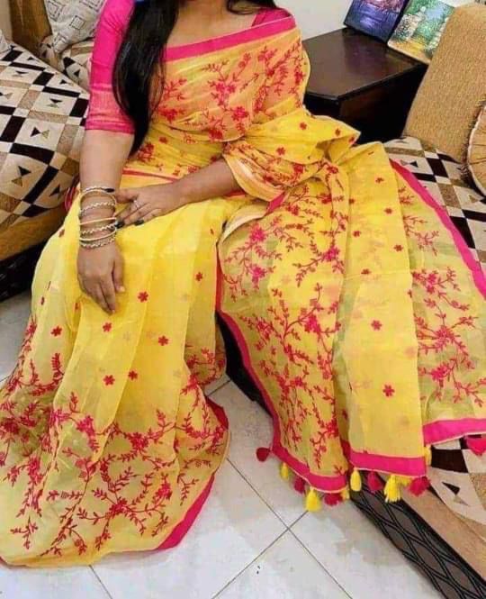 হাফসিল্ক শাড়ীতে এমব্রডারী কাজ করা