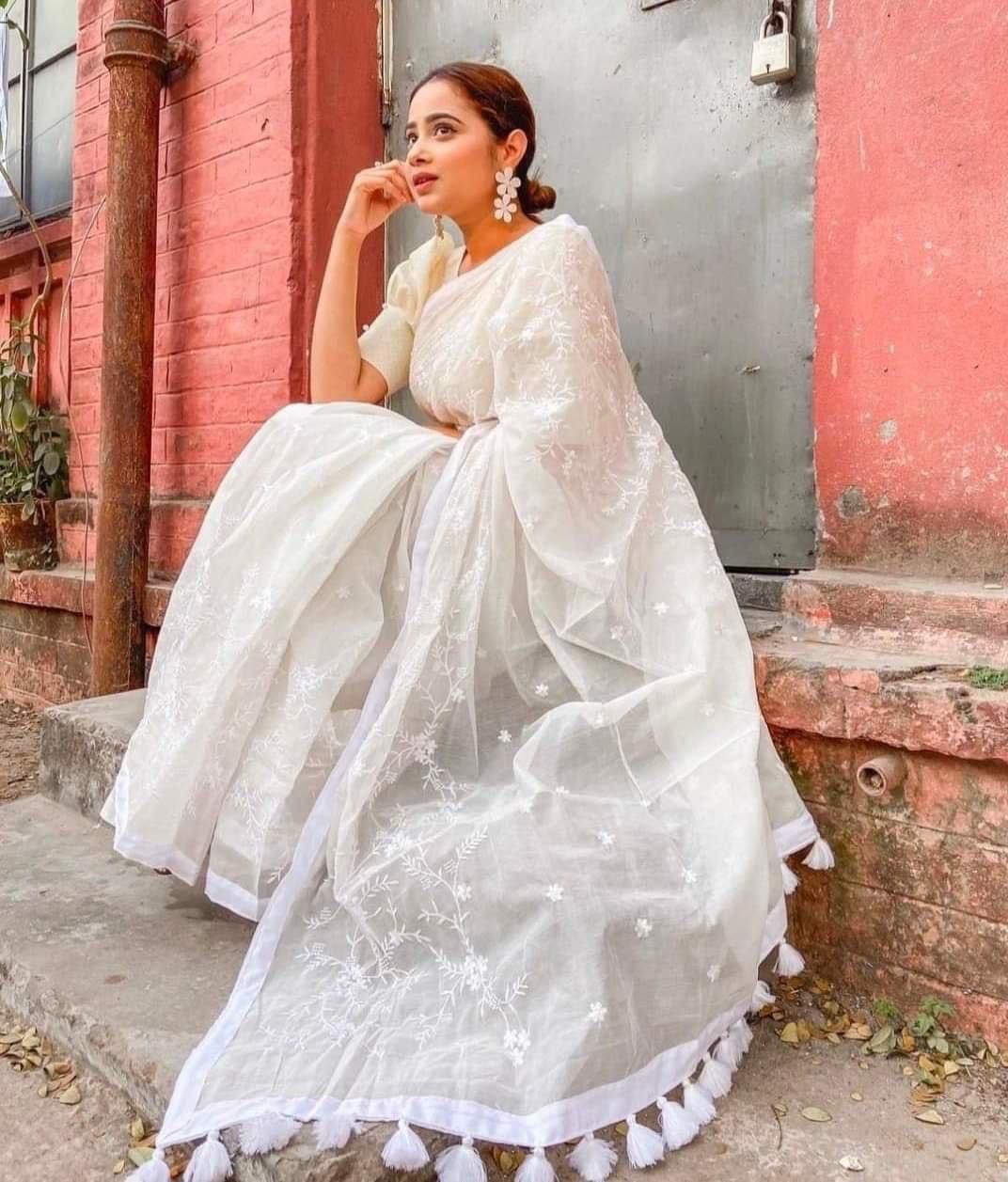 হাফসিল্ক শাড়ীতে এমব্রডারী কাজ করা