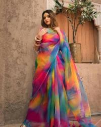 হাফসিল্ক শাড়ীতে  হ্যান্ডপ্রিন্ট তুলির কাজ করা