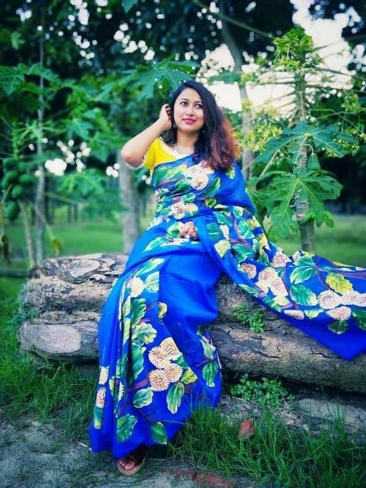 হাফসিল্ক শাড়ীতে  হ্যান্ডপ্রিন্ট তুলির কাজ করা