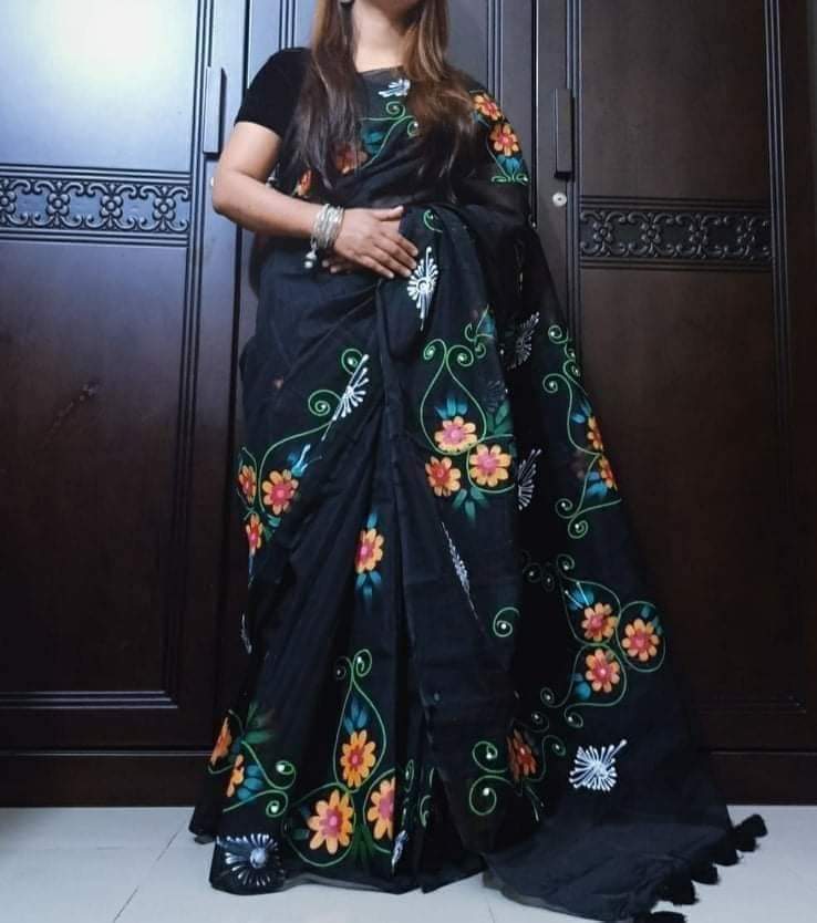 হাফসিল্ক শাড়ীতে  হ্যান্ডপ্রিন্ট তুলির কাজ করা
