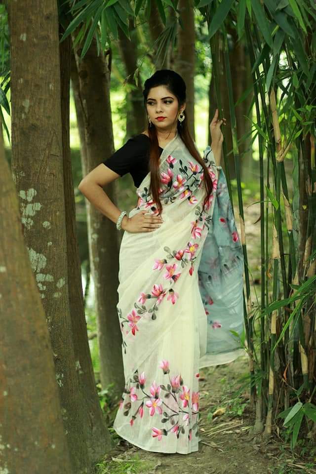 হাফসিল্ক শাড়ীতে  হ্যান্ডপ্রিন্ট তুলির কাজ করা