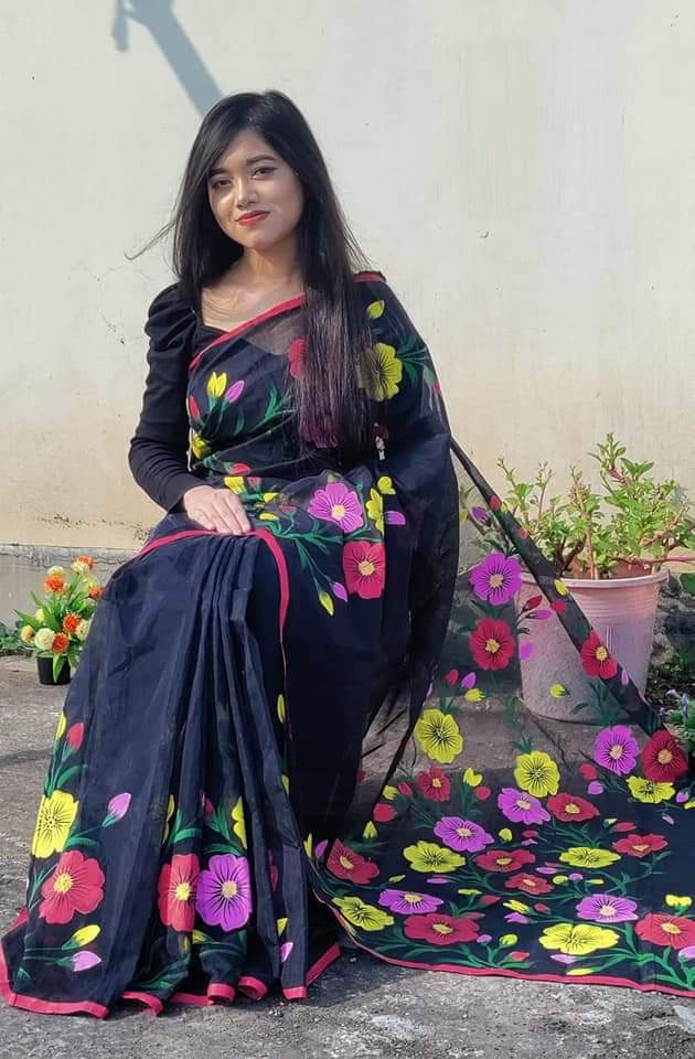 হাফসিল্ক শাড়ীতে  হ্যান্ডপ্রিন্ট তুলির কাজ করা