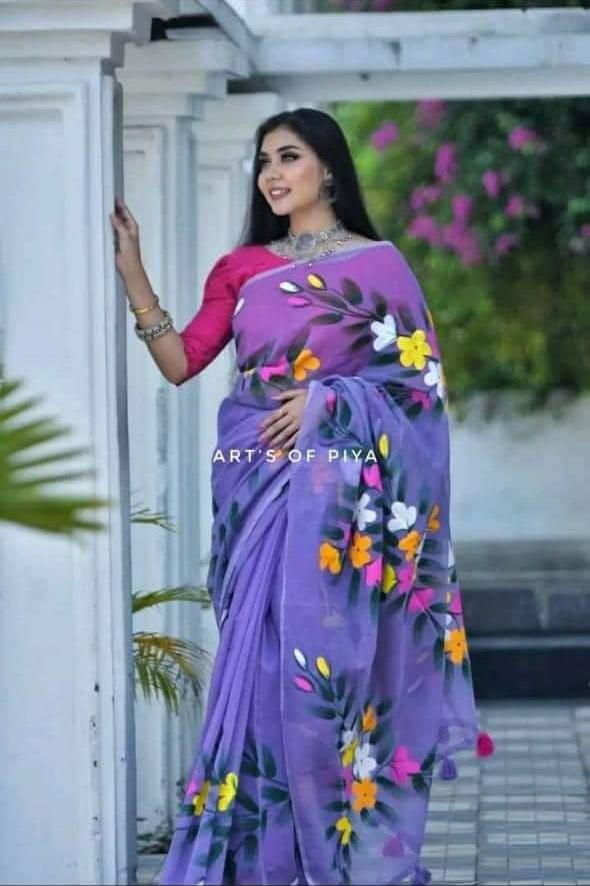 হাফসিল্ক শাড়ীতে  হ্যান্ডপ্রিন্ট তুলির কাজ করা