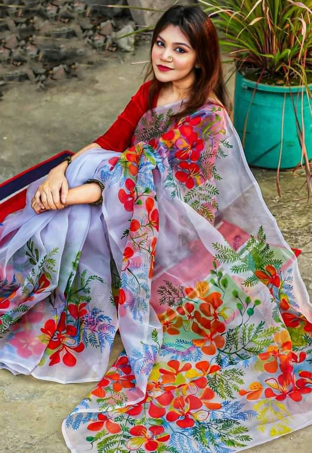 হাফসিল্ক শাড়ীতে  হ্যান্ডপ্রিন্ট তুলির কাজ করা