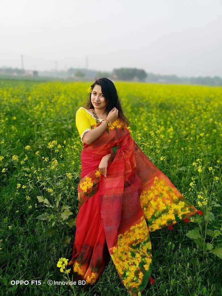 হাফসিল্ক শাড়ীতে  হ্যান্ডপ্রিন্ট তুলির কাজ করা