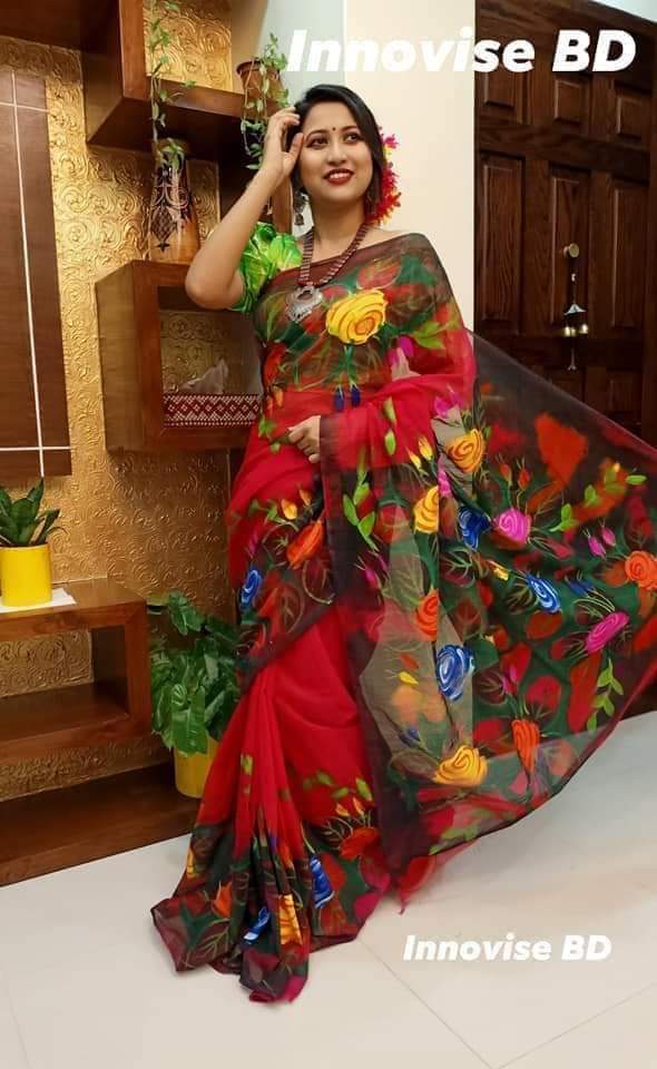 হাফসিল্ক শাড়ীতে  হ্যান্ডপ্রিন্ট তুলির কাজ করা