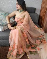 হাফসিল্ক শাড়ীতে হ্যান্ডপ্রিন্ট তুলির কাজ করা