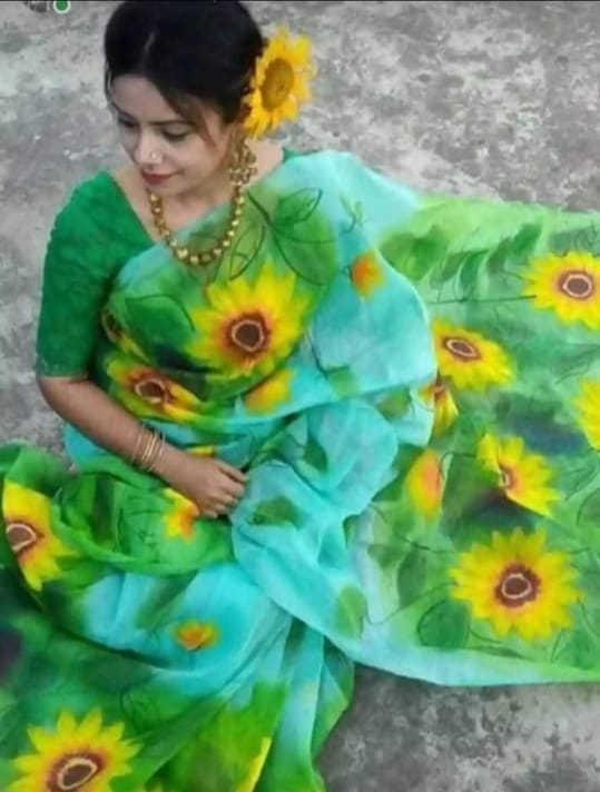 হাফসিল্ক শাড়ীতে হ্যান্ডপ্রিন্ট তুলির কাজ করা