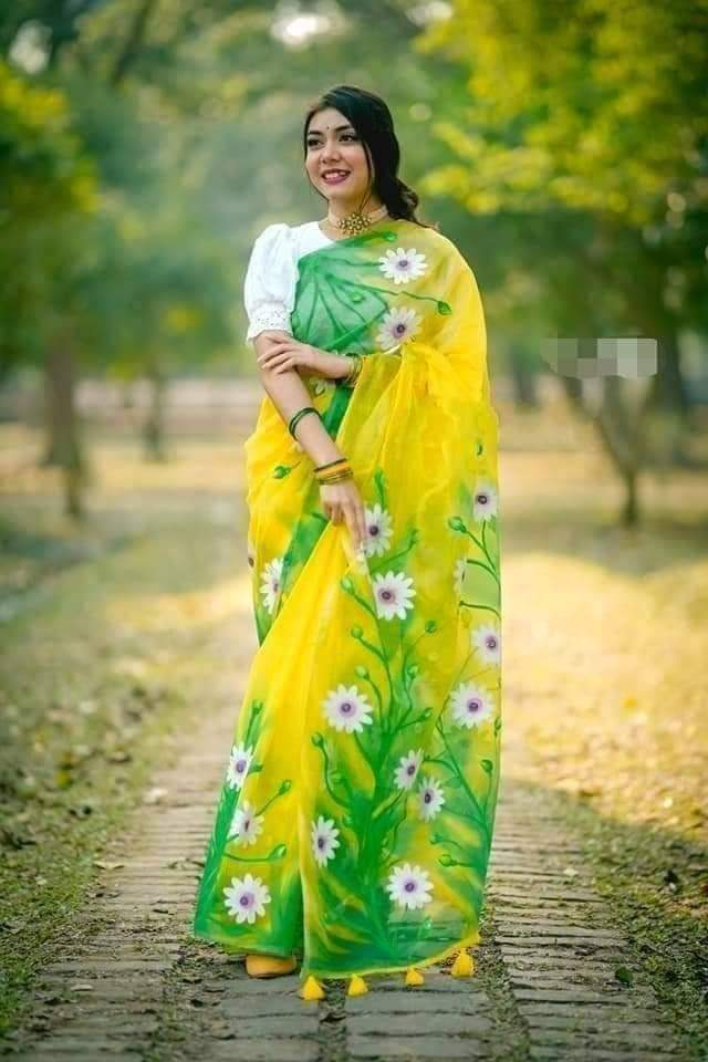 হাফসিল্ক শাড়ীতে হ্যান্ডপ্রিন্ট তুলির কাজ করা
