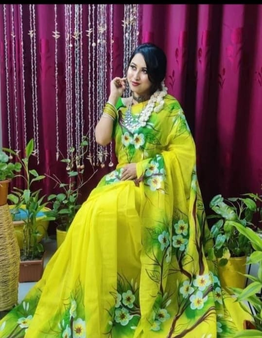 হাফসিল্ক শাড়ীতে হ্যান্ডপ্রিন্ট তুলির কাজ করা