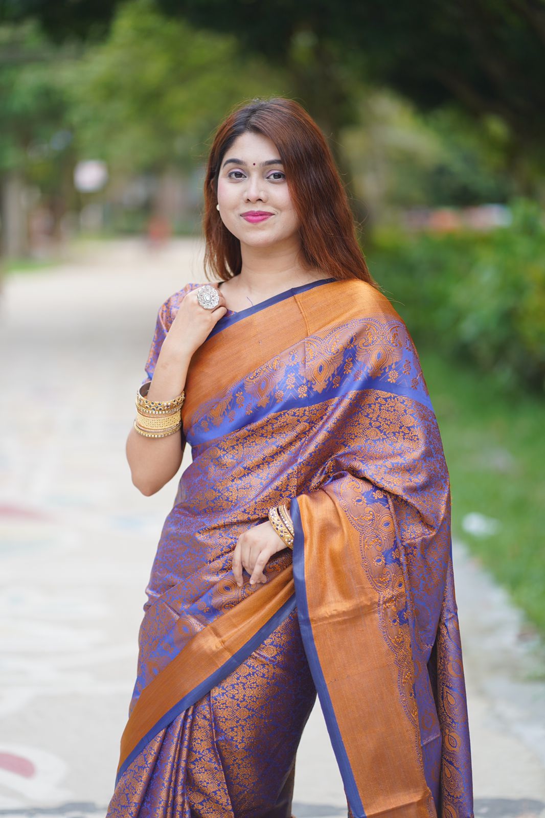 এক্সক্লুসিভ রয়্যাল ব্লু কাঞ্জিভরম কাতান সিল্ক শাড়ি | গোল্ডেন জরি পাড় ও বুটি কাজ | বিবাহ ও উৎসবের জন্য পারফেক্ট