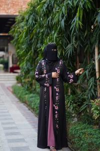 Muslima Dubai Embroidered Burqa Set – Full 5-Piece Premium Collection