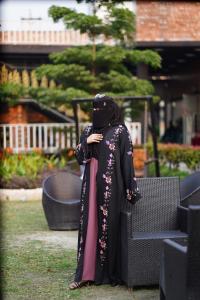 Muslima Dubai Embroidered Burqa Set – Full 5-Piece Premium Collection