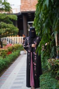 Muslima Dubai Embroidered Burqa Set – Full 5-Piece Premium Collection