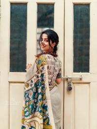 প্রিমিয়াম চান্দুরি সিল্ক শাড়ি | নতুন ডিজিটাল প্রিন্ট ও টারসেল লাগানো | স্টাইলিশ ও আরামদায়ক ফ্যাশন কালেকশন