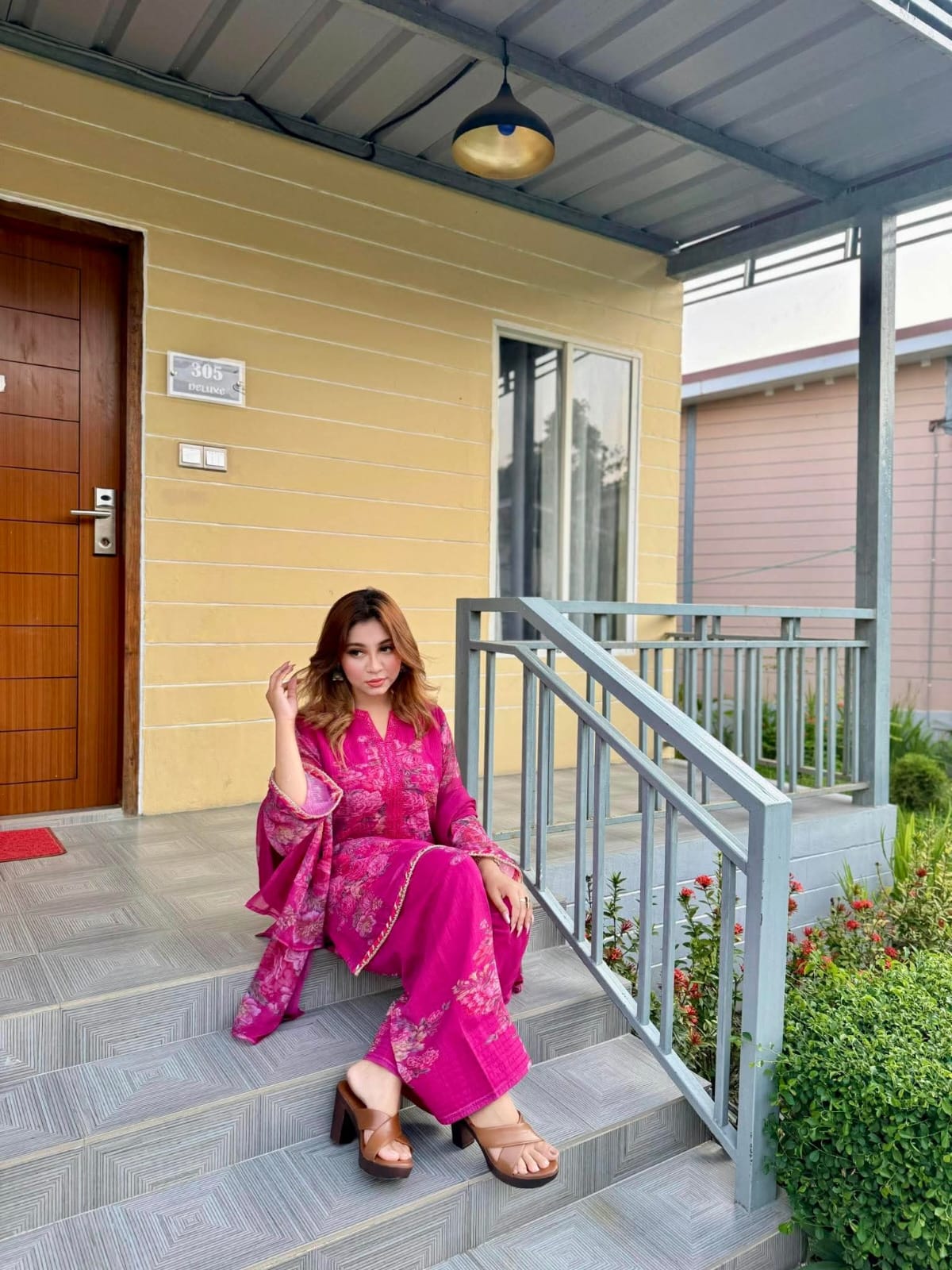 এলিগ্যান্ট হোয়াইট গোল্ড জর্জেট থ্রি পিস | ম্যাচিং ইনার ও ওড়না সহ | প্রিমিয়াম পার্টি ও উৎসবের পোশাক