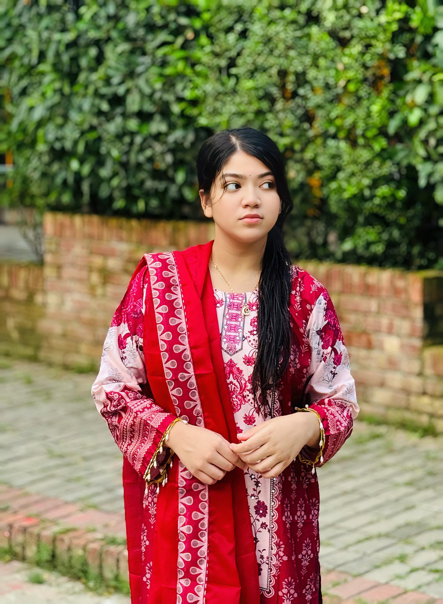 প্রিমিয়াম দুবাই সিল্ক থ্রি পিস | ফুল বডি মিরর ও কারচুপির কাজ (স্টিচড) - কালার গ্যারান্টি