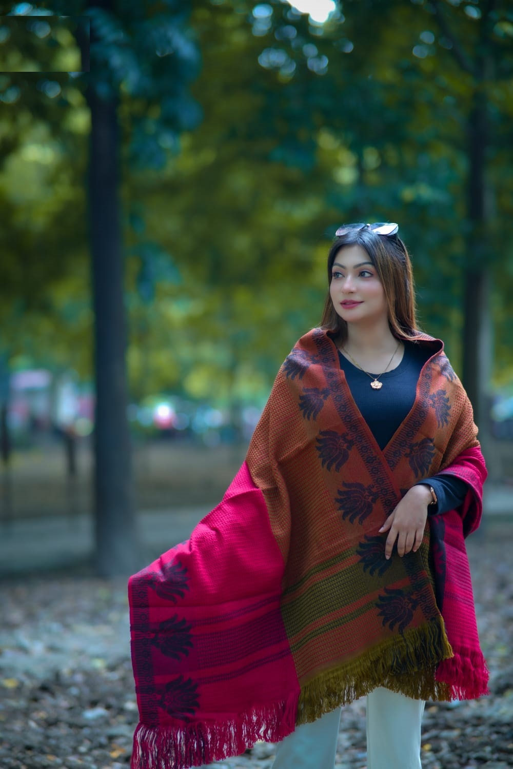 প্রিমিয়াম স্টাইলিশ উলের শাল/চাদর (টাঙ্গাইলের ঐতিহ্য) দৈর্ঘ্য: ৭৬ ইঞ্চি চওড়া: ৩২ ইঞ্চি