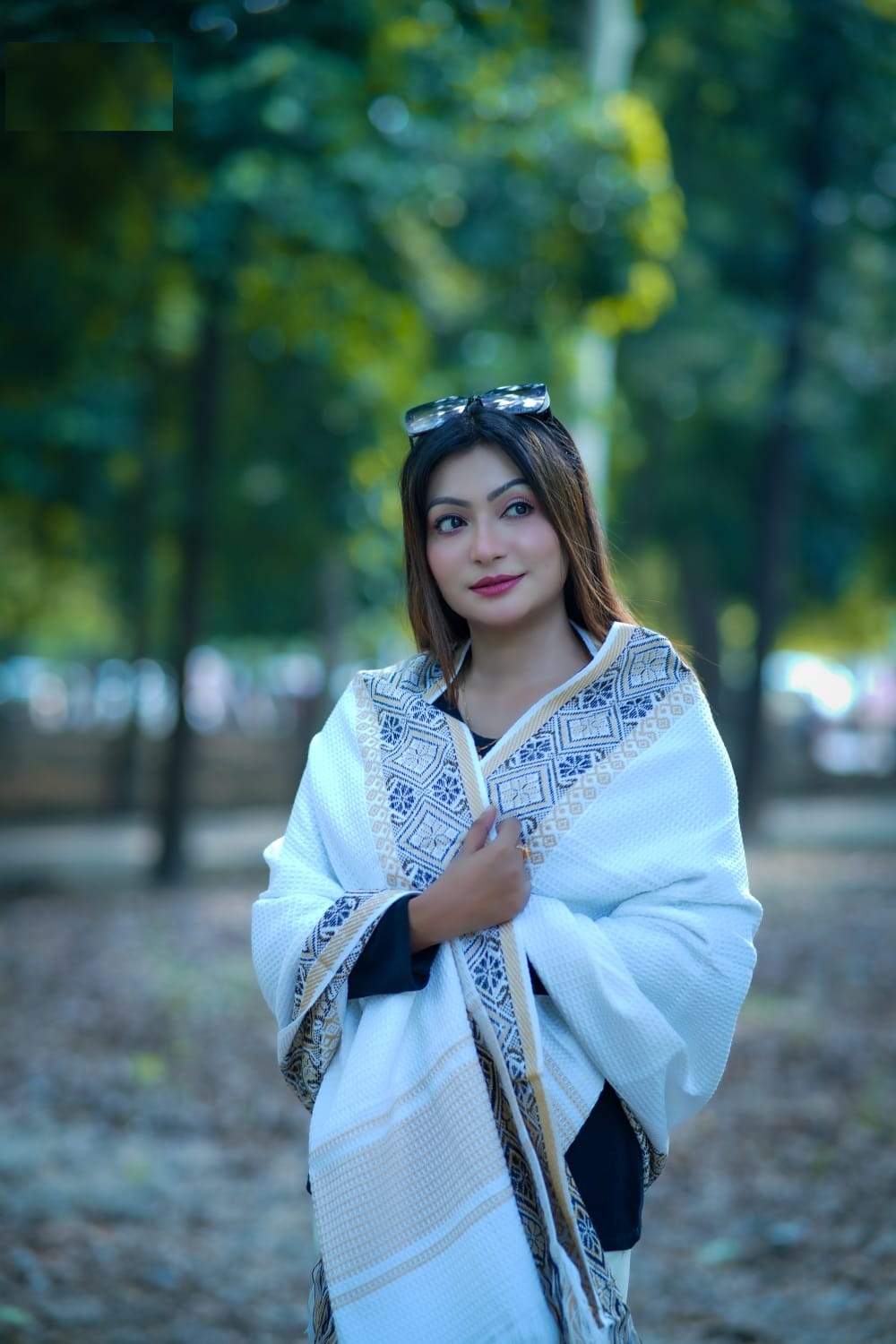 প্রিমিয়াম স্টাইলিশ উলের শাল/চাদর (টাঙ্গাইলের ঐতিহ্য) দৈর্ঘ্য: ৭৬ ইঞ্চি চওড়া: ৩২ ইঞ্চি