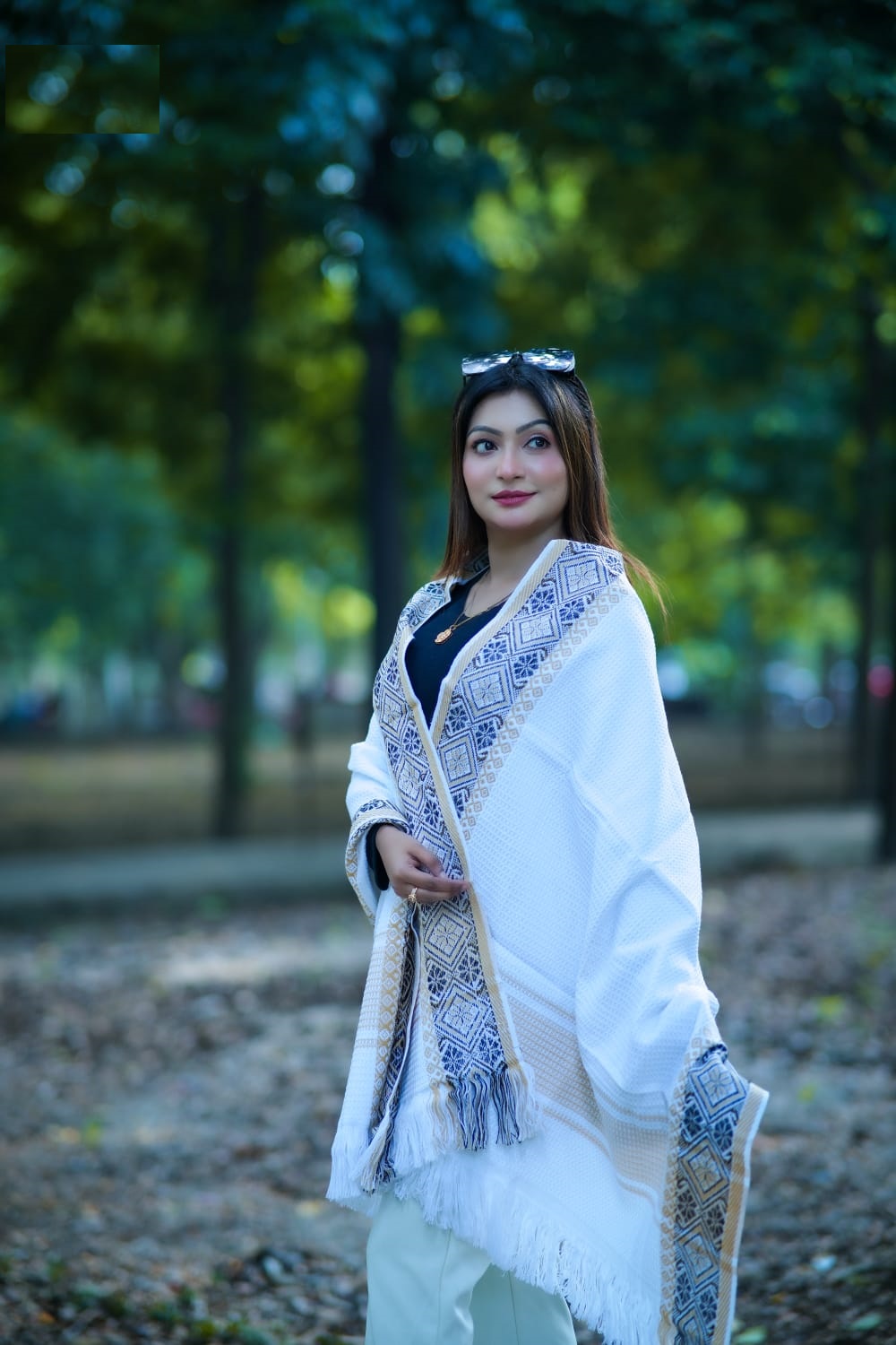 প্রিমিয়াম স্টাইলিশ উলের শাল/চাদর (টাঙ্গাইলের ঐতিহ্য) দৈর্ঘ্য: ৭৬ ইঞ্চি চওড়া: ৩২ ইঞ্চি