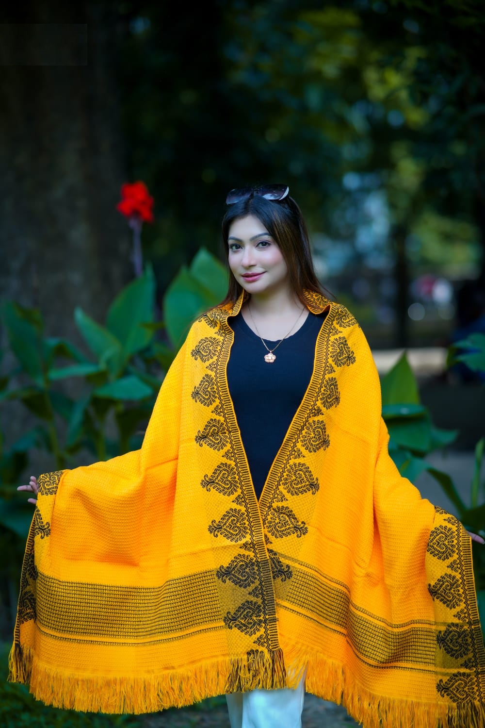 প্রিমিয়াম স্টাইলিশ উলের শাল/চাদর (টাঙ্গাইলের ঐতিহ্য) দৈর্ঘ্য: ৭৬ ইঞ্চি চওড়া: ৩২ ইঞ্চি