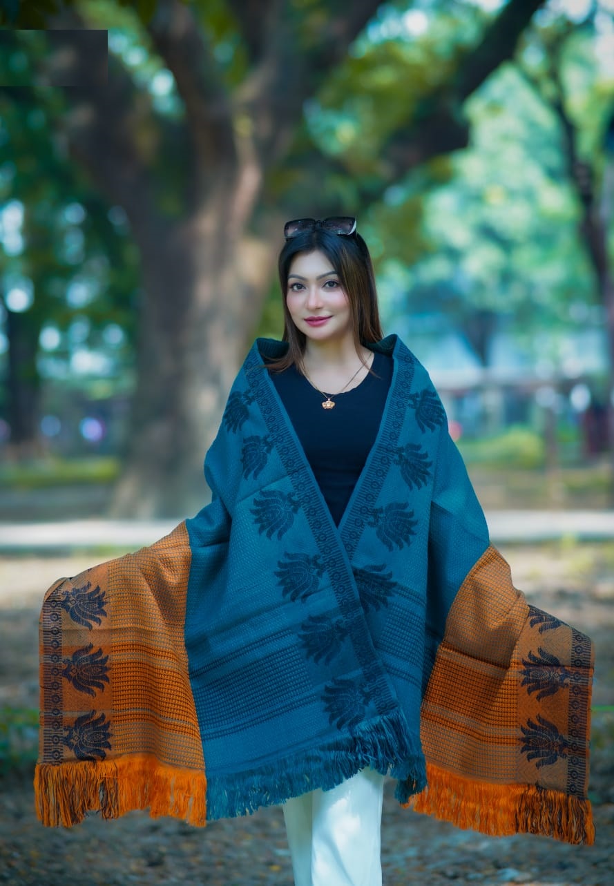 প্রিমিয়াম স্টাইলিশ উলের শাল/চাদর (টাঙ্গাইলের ঐতিহ্য) দৈর্ঘ্য: ৭৬ ইঞ্চি চওড়া: ৩২ ইঞ্চি