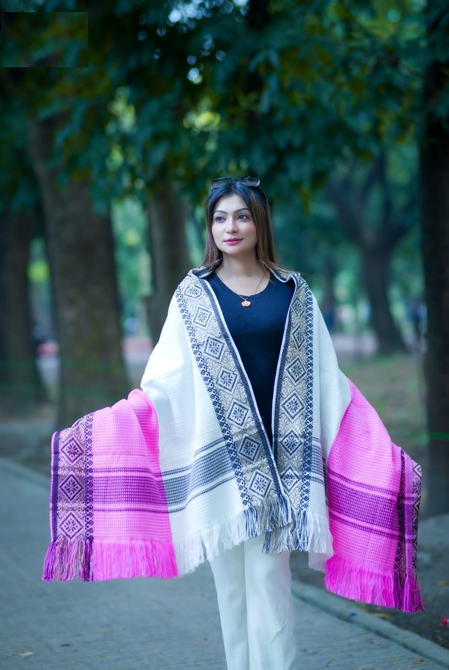 প্রিমিয়াম স্টাইলিশ উলের শাল/চাদর (টাঙ্গাইলের ঐতিহ্য) দৈর্ঘ্য: ৭৬ ইঞ্চি চওড়া: ৩২ ইঞ্চি