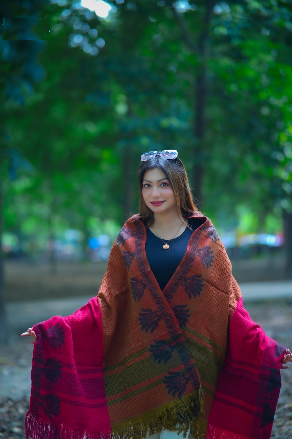 প্রিমিয়াম স্টাইলিশ উলের শাল/চাদর (টাঙ্গাইলের ঐতিহ্য) দৈর্ঘ্য: ৭৬ ইঞ্চি চওড়া: ৩২ ইঞ্চি