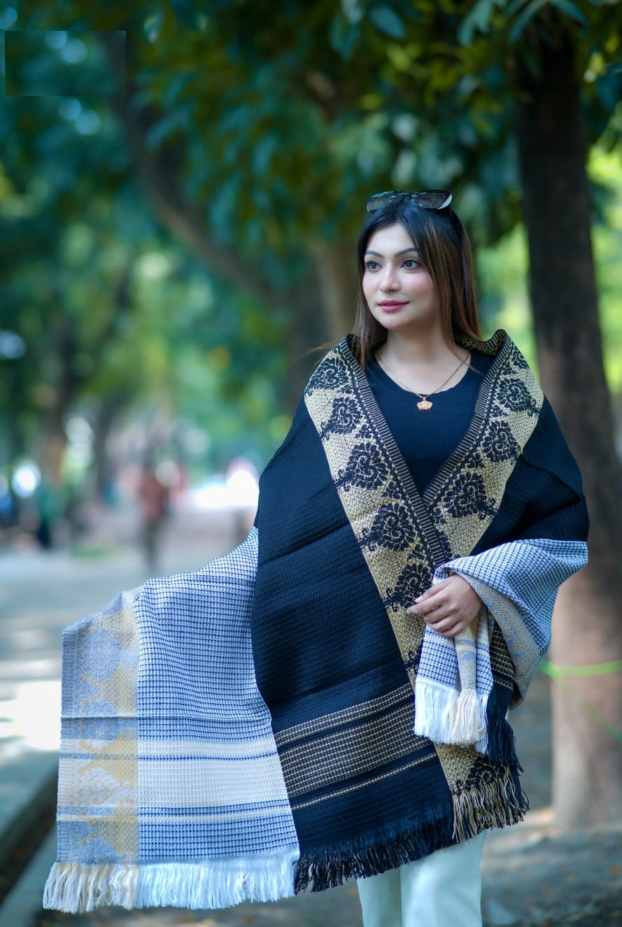 প্রিমিয়াম স্টাইলিশ উলের শাল/চাদর (টাঙ্গাইলের ঐতিহ্য) দৈর্ঘ্য: ৭৬ ইঞ্চি চওড়া: ৩২ ইঞ্চি