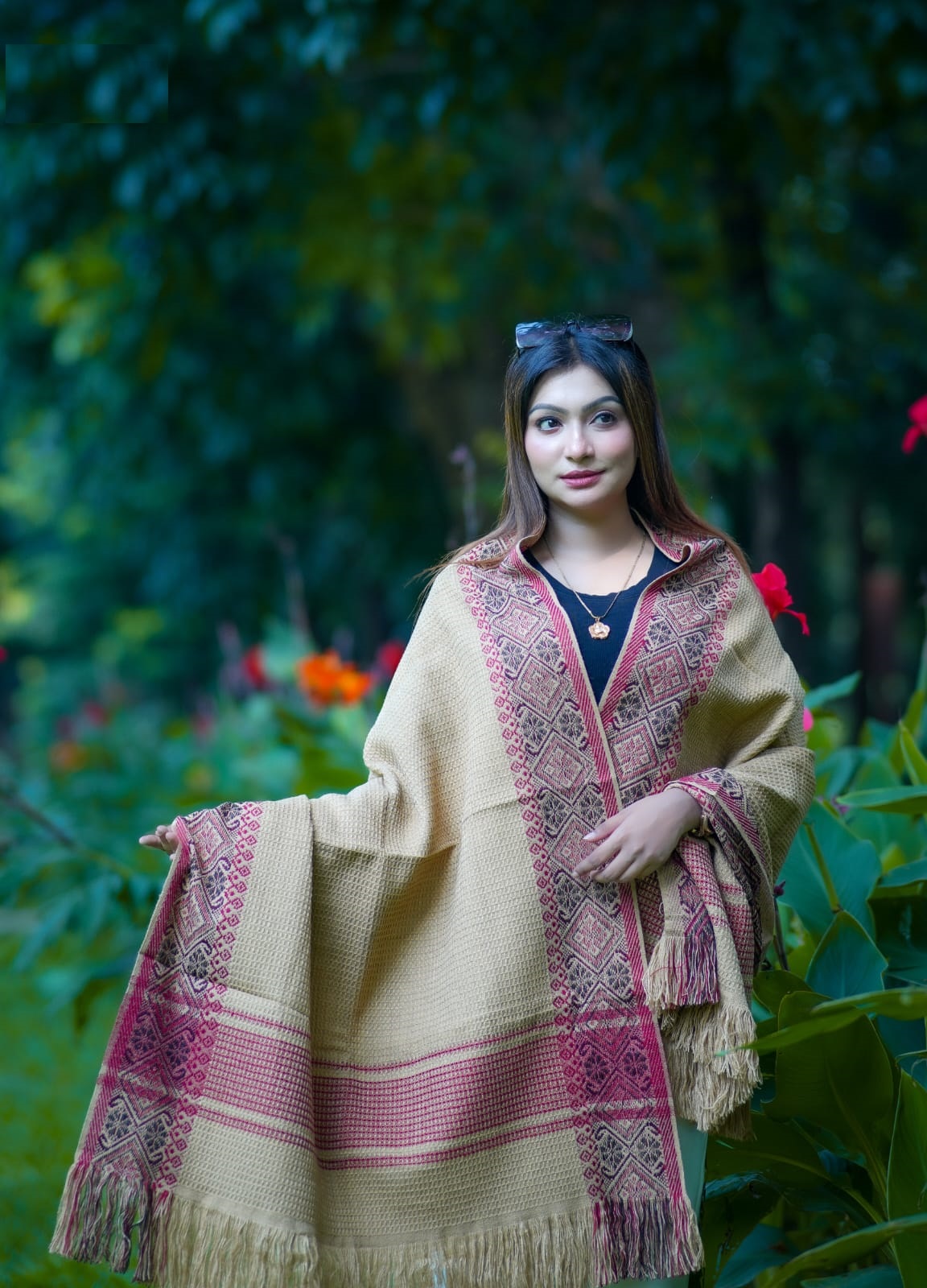 প্রিমিয়াম স্টাইলিশ উলের শাল/চাদর (টাঙ্গাইলের ঐতিহ্য) দৈর্ঘ্য: ৭৬ ইঞ্চি চওড়া: ৩২ ইঞ্চি