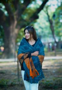 প্রিমিয়াম স্টাইলিশ উলের শাল/চাদর (টাঙ্গাইলের ঐতিহ্য) দৈর্ঘ্য: ৭৬ ইঞ্চি চওড়া: ৩২ ইঞ্চি