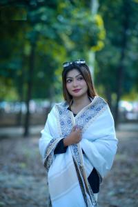 প্রিমিয়াম স্টাইলিশ উলের শাল/চাদর (টাঙ্গাইলের ঐতিহ্য) দৈর্ঘ্য: ৭৬ ইঞ্চি চওড়া: ৩২ ইঞ্চি