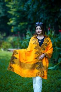 প্রিমিয়াম স্টাইলিশ উলের শাল/চাদর (টাঙ্গাইলের ঐতিহ্য) দৈর্ঘ্য: ৭৬ ইঞ্চি চওড়া: ৩২ ইঞ্চি