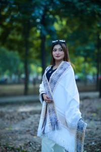 প্রিমিয়াম স্টাইলিশ উলের শাল/চাদর (টাঙ্গাইলের ঐতিহ্য) দৈর্ঘ্য: ৭৬ ইঞ্চি চওড়া: ৩২ ইঞ্চি