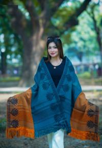 প্রিমিয়াম স্টাইলিশ উলের শাল/চাদর (টাঙ্গাইলের ঐতিহ্য) দৈর্ঘ্য: ৭৬ ইঞ্চি চওড়া: ৩২ ইঞ্চি