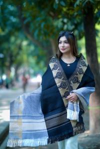 প্রিমিয়াম স্টাইলিশ উলের শাল/চাদর (টাঙ্গাইলের ঐতিহ্য) দৈর্ঘ্য: ৭৬ ইঞ্চি চওড়া: ৩২ ইঞ্চি