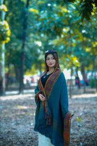 প্রিমিয়াম স্টাইলিশ উলের শাল/চাদর (টাঙ্গাইলের ঐতিহ্য) দৈর্ঘ্য: ৭৬ ইঞ্চি চওড়া: ৩২ ইঞ্চি