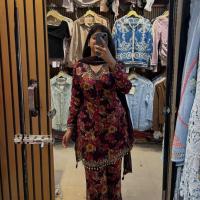 প্রিমিয়াম ডিজিটাল প্রিন্ট দুবাই চেরি থ্রি পিস | কারচুপি হাতের কাজ ও সিপন জর্জেট ওড়না সহ | স্টাইলিশ এবং আরামদায়ক