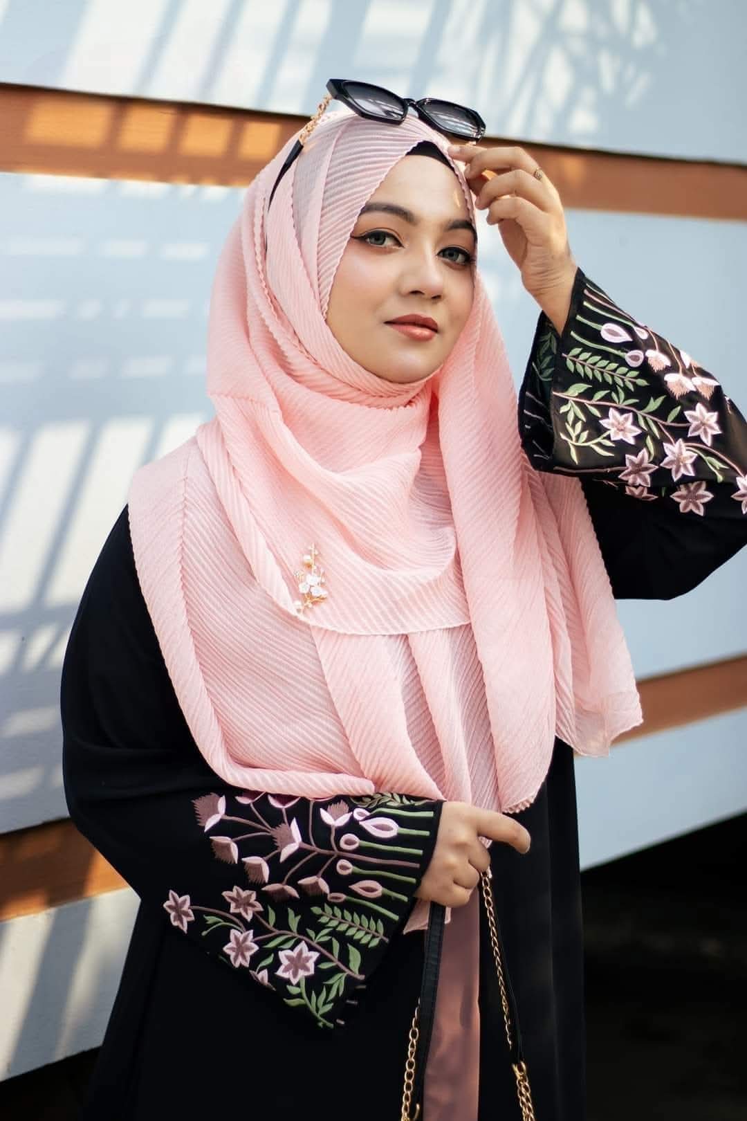 প্রিমিয়াম রোজ এমব্রয়ডারি আবায়া - স্টাইলিশ এবং মার্জিত ব্ল্যাক বোরকা