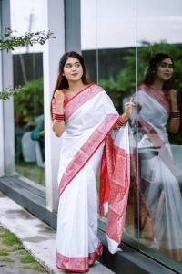 প্রিমিয়াম কাঞ্জিভারাম কাতান সিল্ক শাড়ি - ব্লাউজ পিসসহ রাজকীয় কালেকশন